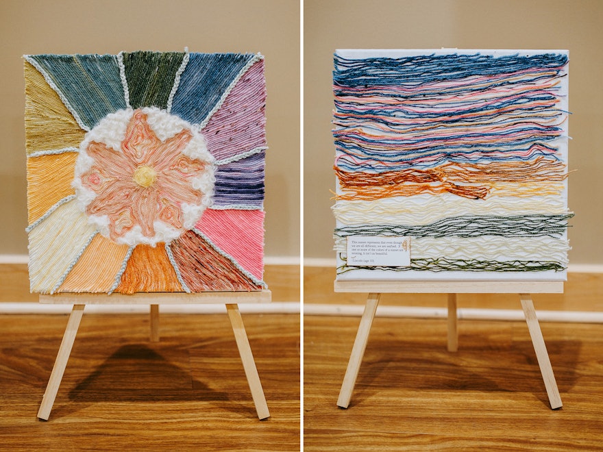 در این تصویر در کنفرانسی در روچستر، ایالات متحده، دو قطعهٔ هنری تهیه شده با استفاده از کامواهای مختلف به عنوان نمادی از وحدت در کثرت مشاهده می‌شود.