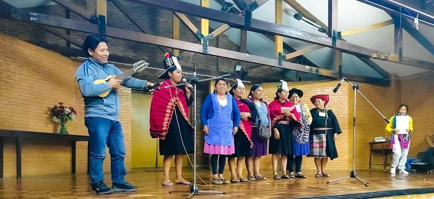 در اینجا شرکت‌کنندگان در کنفرانسی در بولیوی دیده می‌شوند که سرودهایی با الهام از آموزه‌هایی بهائی و فعالیت‌های جامعه‌سازی می‌خوانند.