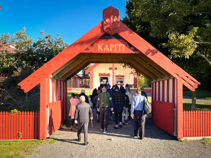 Des participants reçoivent un accueil maori traditionnel alors qu’ils entrent dans la première conférence de l’île du Nord de la Nouvelle-Zélande, organisée dans la ville de Wellington.