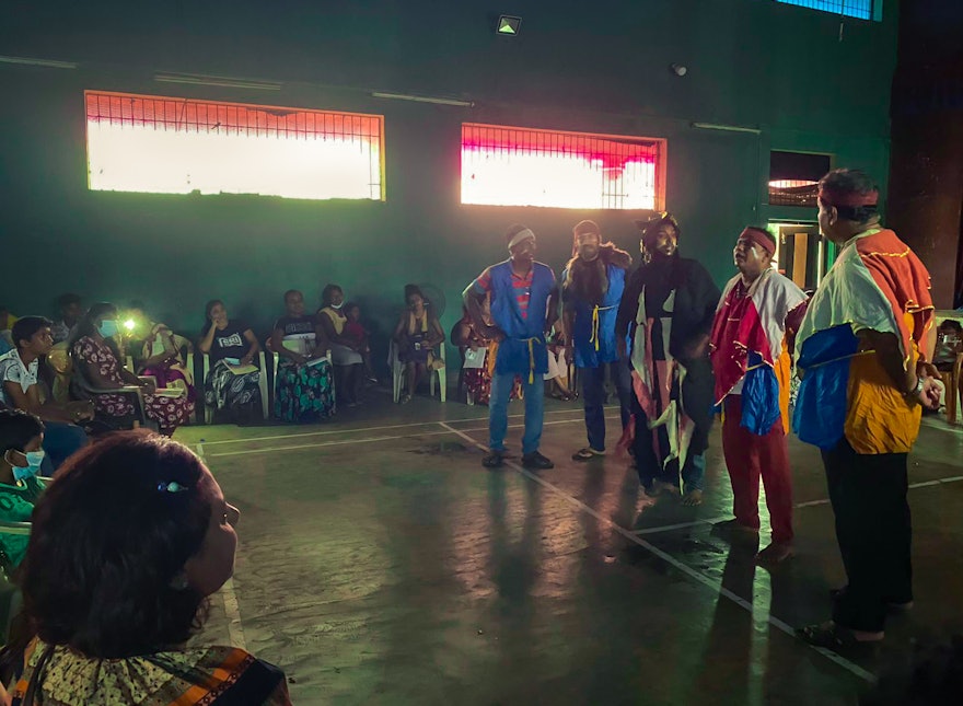 شرکت‌کنندگان در کنفرانسی در کاتانا در سریلانکا، که نخستین کنفرانس از مجموعه کنفرانس‌های این منطقه بود در حال تماشای یک اجرای هنری هستند.