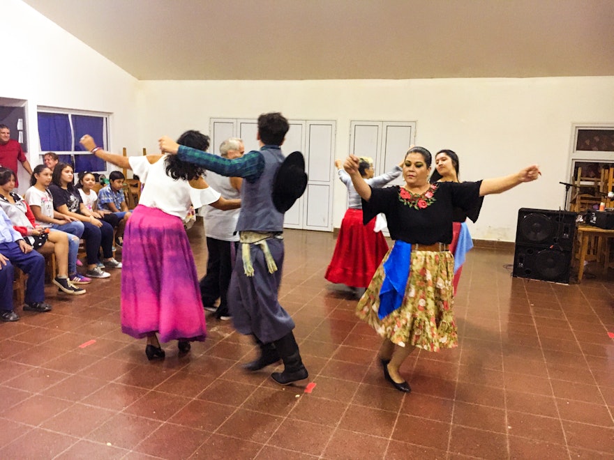 در این عکس شرکت‌کنندگان در یک کنفرانس در دهکدهٔ سن خابیر در استان میسیونس در آرژانتین در حال اجرای رقص چاکاررا، رقصی سنتی این منطقه را مشاهده می‌کنید.