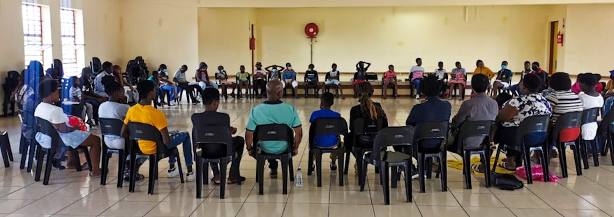 شرکت‌کنندگان در کنفرانسی در لسوتو (Lesotho ) برای یافتن راه‌هایی برای پرورش بیشتر جوامعی پویا که به پیشرفت مادی و معنوی اجتماع کمک می‌کنند گفتگو می‌کنند.
