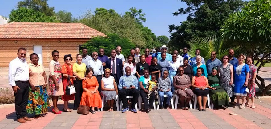 در این تصویر، نمایندگانی از موسسات بهائی در جلسه‌ای در گابورون، پایتخت بوتسوانا دیده می‌شوند.