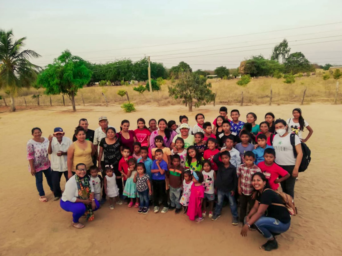 Des enfants, des jeunes et des adultes lors d’un rassemblement dans la région de La Guajira du Venezuela.