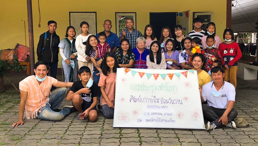 Participants à un rassemblement à Omkoi, en Thaïlande. La conférence s’est tenue dans un dortoir ouvert par la communauté bahá’íe locale il y a près de 40 ans, ce qui rend possible la fréquentation d’une école publique locale pour les enfants résidant dans certaines zones extrêmement isolées de cette région.