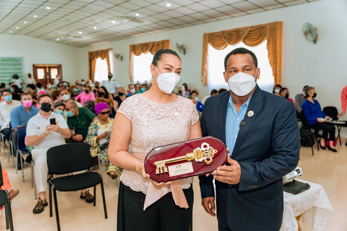 El alcalde del distrito, Héctor Carrasquilla, obsequia a la secretaria de la Asamblea Espiritual Nacional de los bahá’ís de Panamá, Yolanda Rodríguez, la llave de la ciudad, como muestra de confianza y amistad.