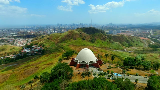 Vue aérienne de la maison d’adoration bahá’íe à Panama City.