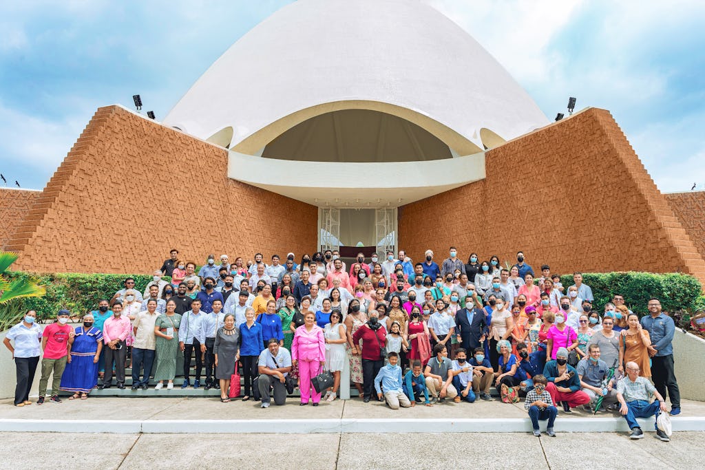 Des résidents locaux, des responsables gouvernementaux et des dirigeants de diverses communautés religieuses réfléchissent au rôle unificateur de la maison d’adoration bahá’íe au Panama au cours des cinquante dernières années.