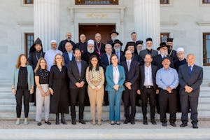 Религиозные лидеры и правительственные чиновники собираются, чтобы обсудить коллективные усилия по укреплению мира, дружбы и согласия.