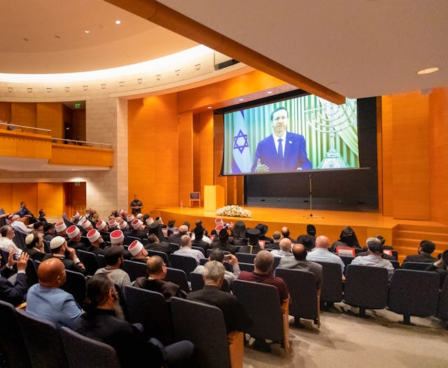 Президент Израиля Исаак Герцог выступил перед собравшимся в видеообращении, подчеркнув общие ценности религий и важность единства в разнообразии.