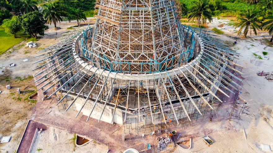 Le montage de la structure en acier de l’auvent inférieur, qui repose sur les murs extérieurs, est presque terminé.