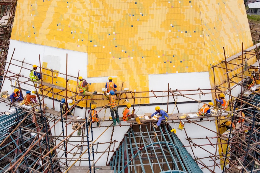 Gros plan du processus de pose des carreaux.