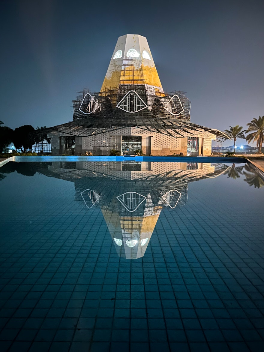 Una vista nocturna del templo.