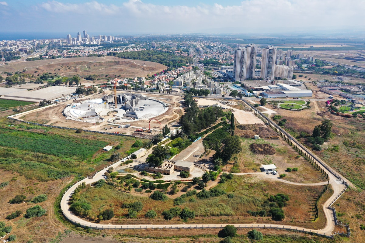 Construction of the Shrine of ‘Abdu’l-Bahá continues to advance following the fire caused by an accident in April. The cleaning is set to be completed in the coming days.