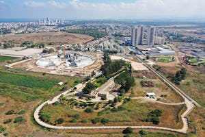 Строительство Усыпальницы Абдул-Баха продолжается после пожара, вызванного несчастным случаем в апреле. Расчистку планируется завершить в ближайшие дни.