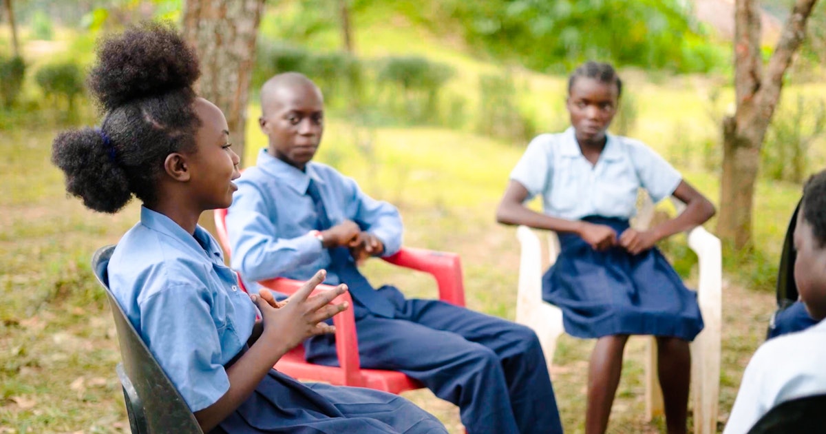 Здесь изображена одна из многих групп молодых людей в Замбии, участвующих в образовательных программах бахаи.