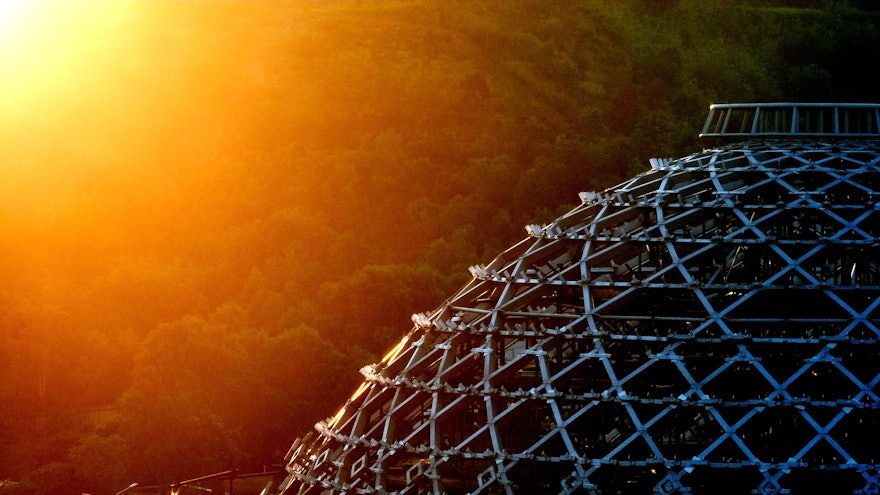 Una vista de la estructura de la cúpula antes de la instalación de los paneles de impermeabilización de aluminio.