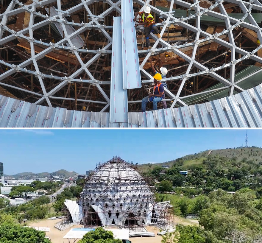 Une vue récente de l’édifice central (en bas) montrant le revêtement en aluminium entièrement installé qui fournit une couche de protection étanche. Chaque feuille d’aluminium a été effilée et incurvée pour répondre aux dimensions spécifiques du dôme et des auvents au-dessus des neuf entrées du temple. La façade finale, qui sera installée plus tard cette année, sera ornée d’un motif complexe en matériau à texture de pierre.