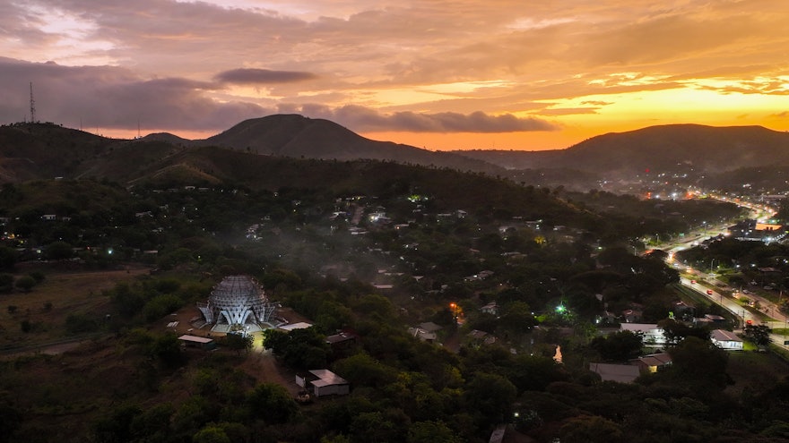 Vue nocturne de la maison d’adoration bahá’íe à Port Moresby.