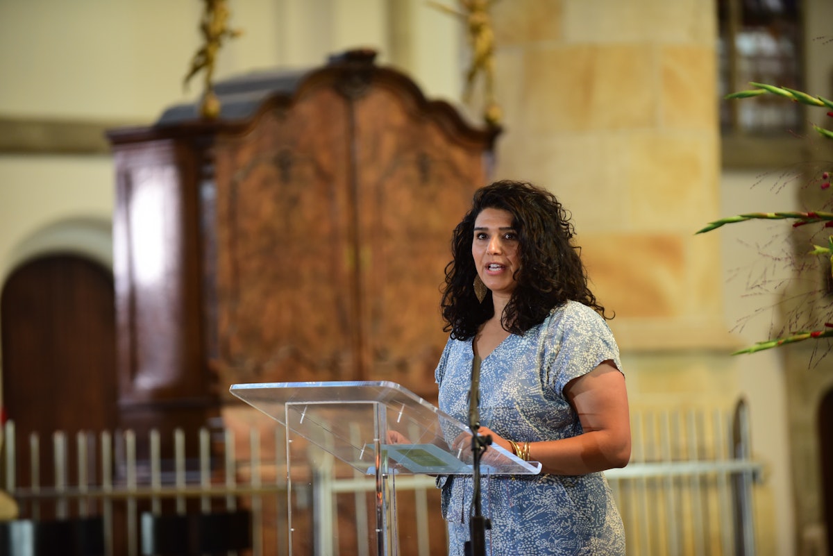 En la reciente inauguración del año parlamentario holandés, Mona Milani-Lagas, de la comunidad bahá'í, citó escritos de 'Abdu'l-Bahá sobre los requisitos previos para unas relaciones armoniosas: «La primera condición es la armonía y el amor absolutos [...] Deben estar completamente libres de distanciamiento […] pues son las olas de un solo mar, las gotas de un solo río, las estrellas de un solo firmamento, los rayos de un solo sol, los árboles de un solo huerto, las flores de un solo jardín».