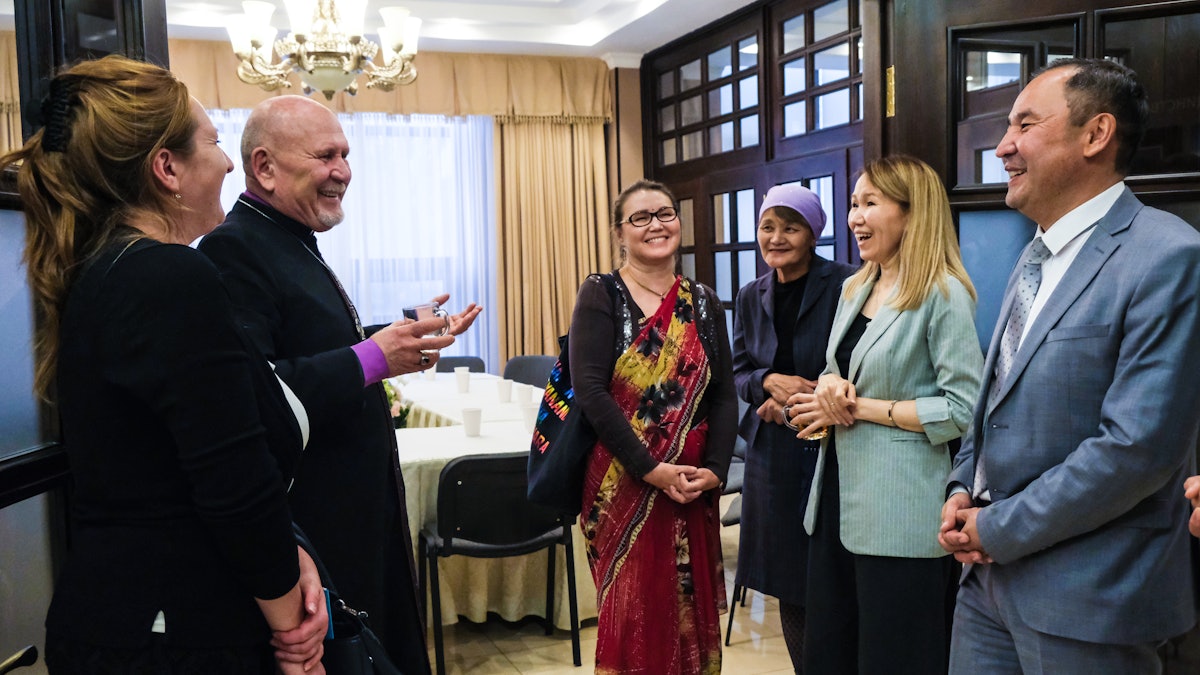 La reunión celebrada en la Oficina Nacional Bahá’í reunió a representantes de 	13 comunidades religiosas de Kazajistán.