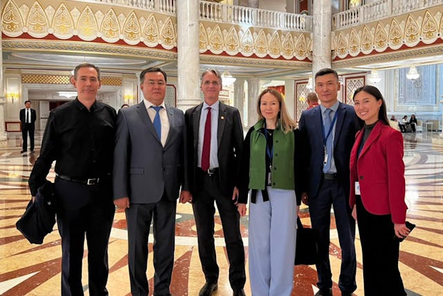 La delegación de la Comunidad Internacional Bahá’í con el senador Nurlan Bekenov (segundo por la izquierda) y la oficial de enlace Farida Kurmangaziyeva (a la derecha) en una sesión nocturna que contó con actuaciones artísticas sobre el tema de la «Unidad en diversidad».