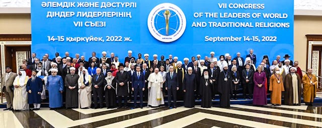 Una foto de los delegados del 7º Congreso de Líderes de Religiones Mundiales y Tradicionales.