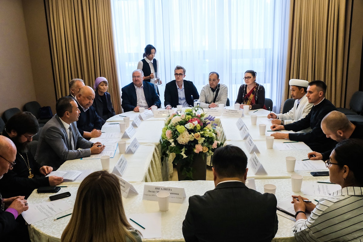 Una recepción en la Oficina Nacional Bahá’í de Astana, celebrada una semana después del            Congreso, en la que se reunieron dirigentes de comunidades religiosas de Kazajistán y            funcionarios del Gobierno.