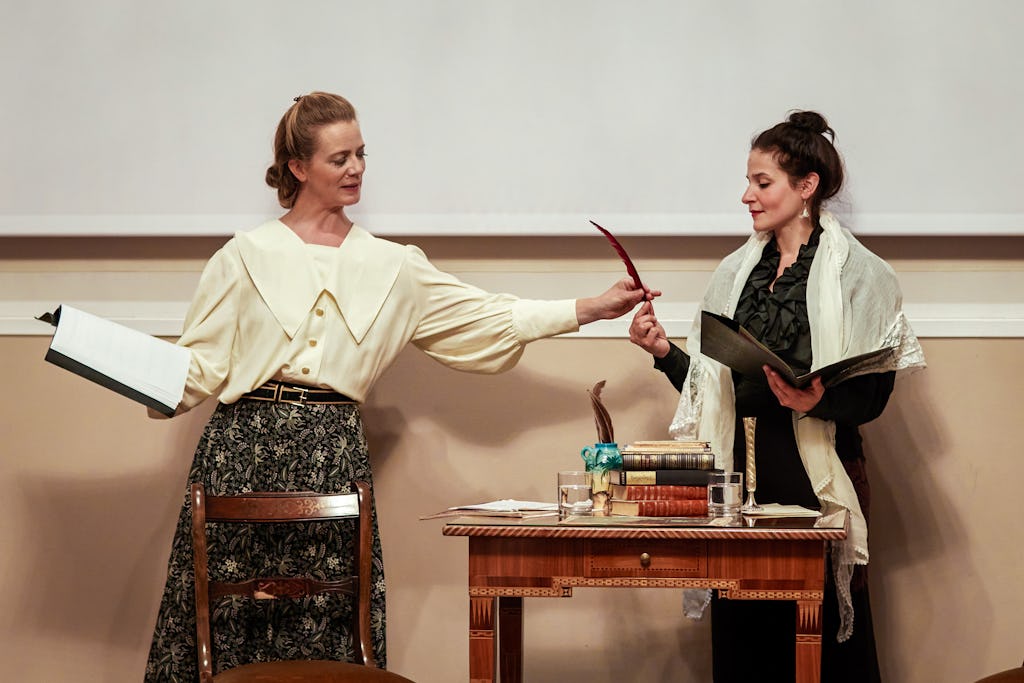 Una obra de teatro representada por los bahá’ís de Austria profundiza en la relación entre Táhirih, una heroína bahá’í, y Marianne Hainisch, fundadora del movimiento feminista de Austria.