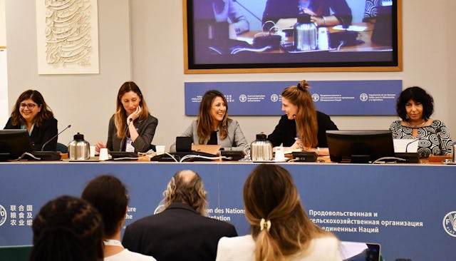 Participants du panel BIC (de gauche à droite) : Sanem Kavrul, chercheur travaillant avec des organisations d’inspiration bahá’íe en Afrique subsaharienne ; Diana Lenzi, jeune agricultrice et présidente du Conseil européen des jeunes agriculteurs (CEJA) ; Simin Fahandej du Bureau du BIC de Genève ; Genna Tesdall, directrice de Young Professionals for Agricultural Development (YPARD) (Jeunes professionnels pour le développement agricole) ; et Christina Petracchi, responsable de l’unité e-learning de la FAO.