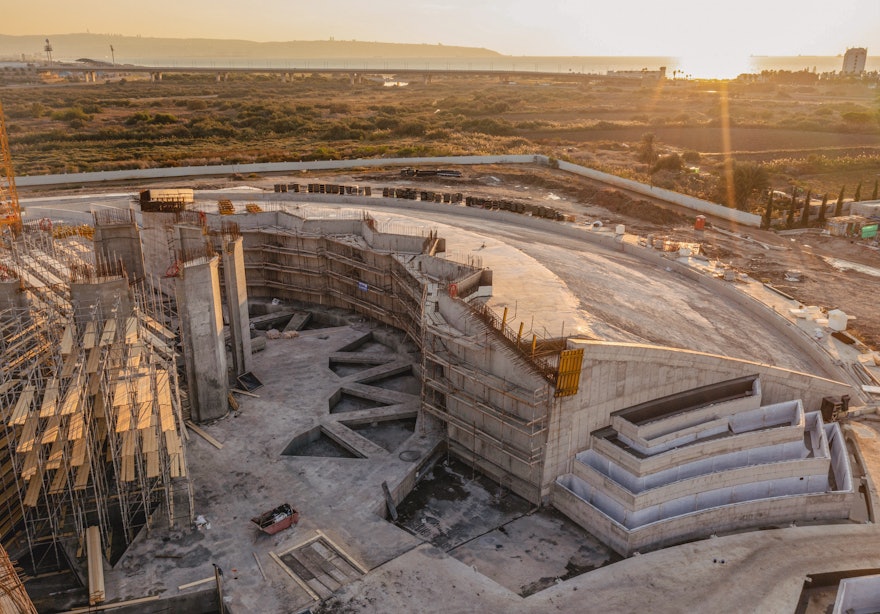 Le soleil se couche sur la Méditerranée, illuminant la berme ouest.