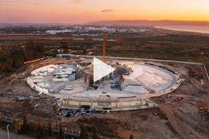 Prosiguen las labores de construcción del Santuario de ‘Abdu’l-Bahá con la capa base de hormigón de la berma occidental casi terminada. 