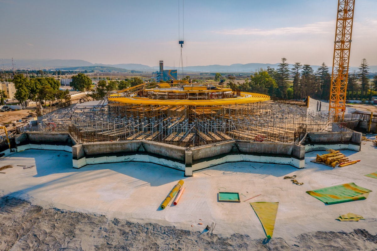 Pendant ce temps, les travaux continuent d’avancer sur le mausolée lui-même, avec des échafaudages maintenant mis en place pour faciliter le travail sur le treillis qui enjambera la place centrale.