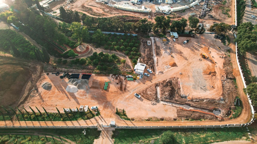 La imagen de arriba muestra los trabajos de preparación del terreno para los edificios del Centro de Visitantes.