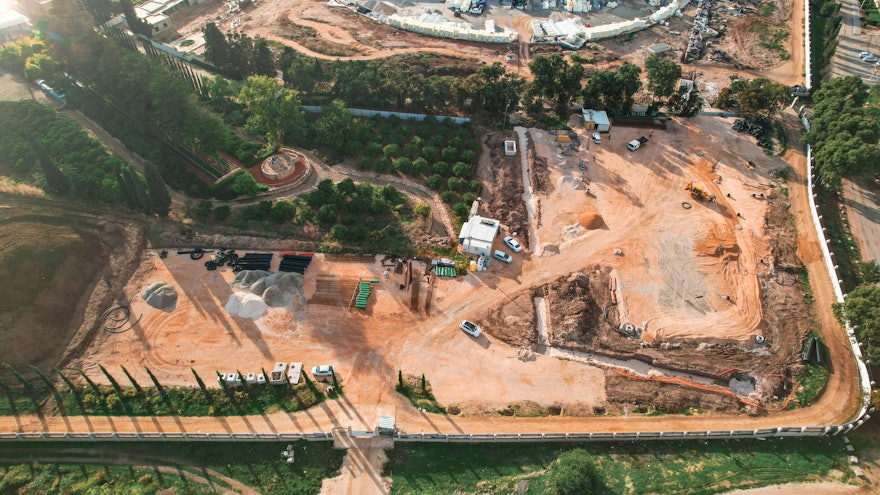 Cette photo montre les travaux de préparation du sol pour les bâtiments du centre d’accueil des visiteurs.