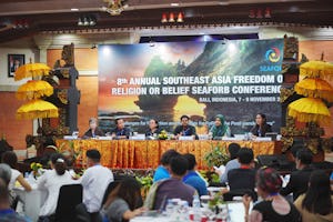 دفتر جامعهٔ جهانی بهائی در جاکارتا نقش فناوری‌های دیجیتال در پیشرفت اجتماعی را در کنفرانس ۲۰۲۲ «آزادی دین و عقیده در جنوب شرق آسیا» (SEAFORB) که در بالی، اندونزی برگزار شد بررسی می‌کند.