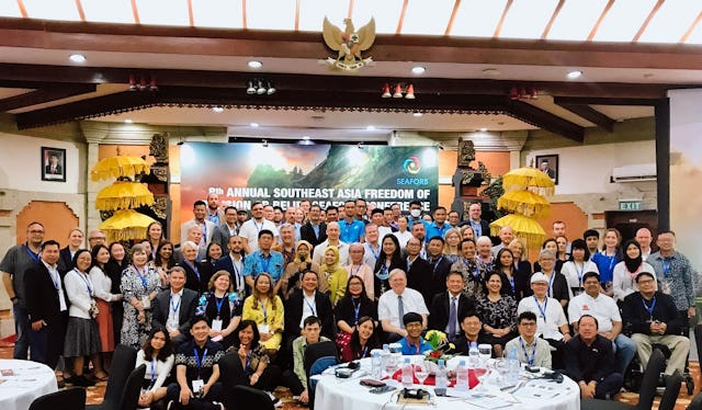 Групповое фото участников конференции по свободе религии и убеждений в Юго-Восточной Азии (SEAFORB) 2022 г. на Бали, Индонезия.