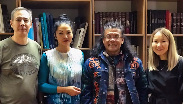De gauche à droite : Timur Chekparbayev du Bureau bahá’í des affaires publiques au Kazakhstan, Nataliya Bazhenova, peintre et professeur d’art au musée Kasteev, Aziz Zairov, cinéaste, Lyazzat Yangaliyeva du Bureau.
