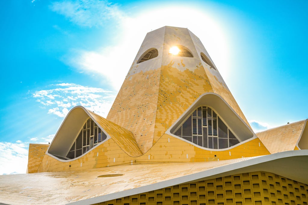 Путь архитектора Генриха Вольфа по проектированию храма ДРК отражает сотрудничество, единство и вдохновение, основанные на принципе бахаи о служении  человечеству.