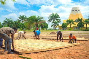 L’attente grandit alors que les visiteurs arrivent sur le site du temple de la RDC pour l’inauguration, samedi, de la toute première maison d’adoration bahá’íe nationale.