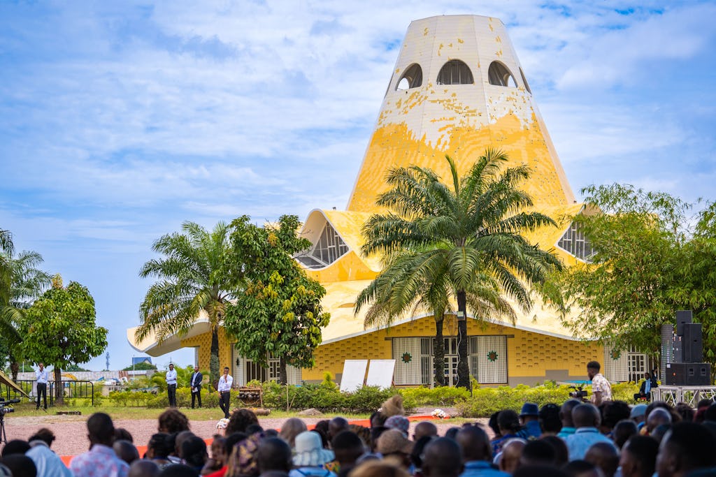 Plus de 2 000 personnes de toute la République démocratique du Congo se sont rassemblées à Kinshasa aujourd’hui pour l’inauguration de la première maison d’adoration bahá’íe nationale au monde.