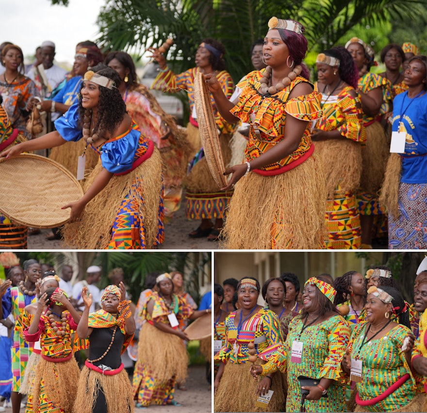 Группа женщин исполняет песню, приветствуя гостей церемонии открытия.