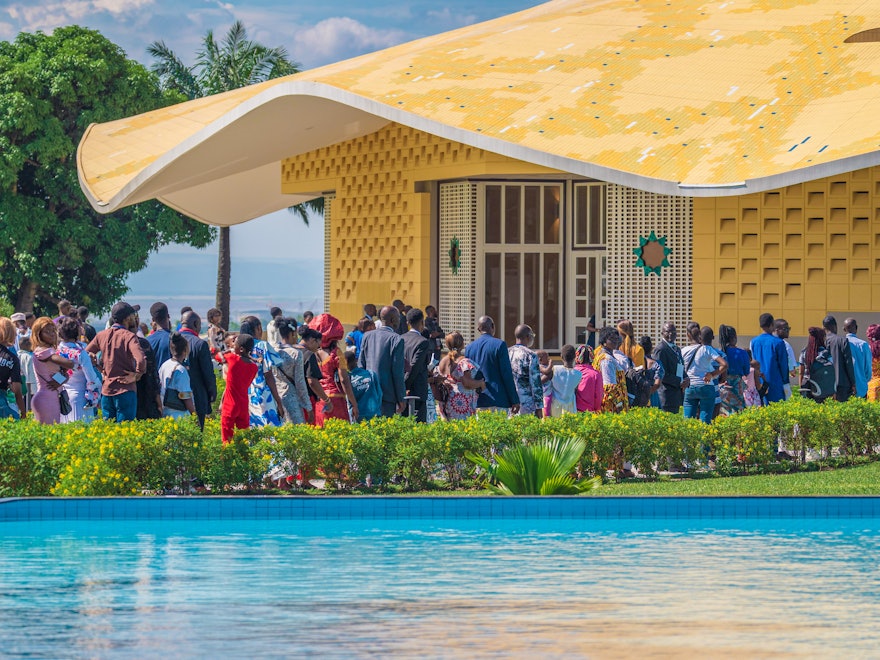 Los participantes acceden a la Casa de Adoración para el programa espiritual que incorporaba oraciones y la lectura de un mensaje de la Casa Universal de Justicia dirigido a los reunidos.