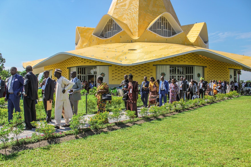 Participants quittant le temple après le programme de dévotion.