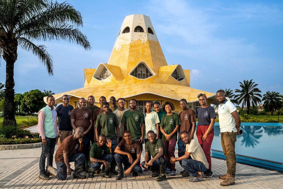 Quelques-uns des membres du personnel du temple.