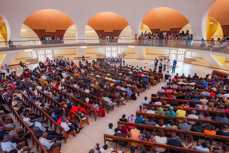 La atmósfera cargada de espiritualidad del programa religioso en el interior del templo incluía oraciones, cánticos corales y la lectura de un mensaje de la Casa Universal de Justicia dirigido a los asistentes.