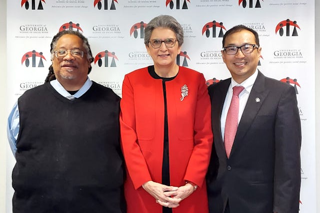 De izquierda a derecha. Llewellyn Cornelius, director del Centro para la Justicia Social, los Derechos Humanos y Civiles de la Universidad de Georgia (UGA); Hoda Mahmoudi, titular de la Cátedra Bahá’í para la Paz Mundial de la Universidad de Maryland; Philip Hong, decano de la Facultad de Trabajo Social de la UGA.