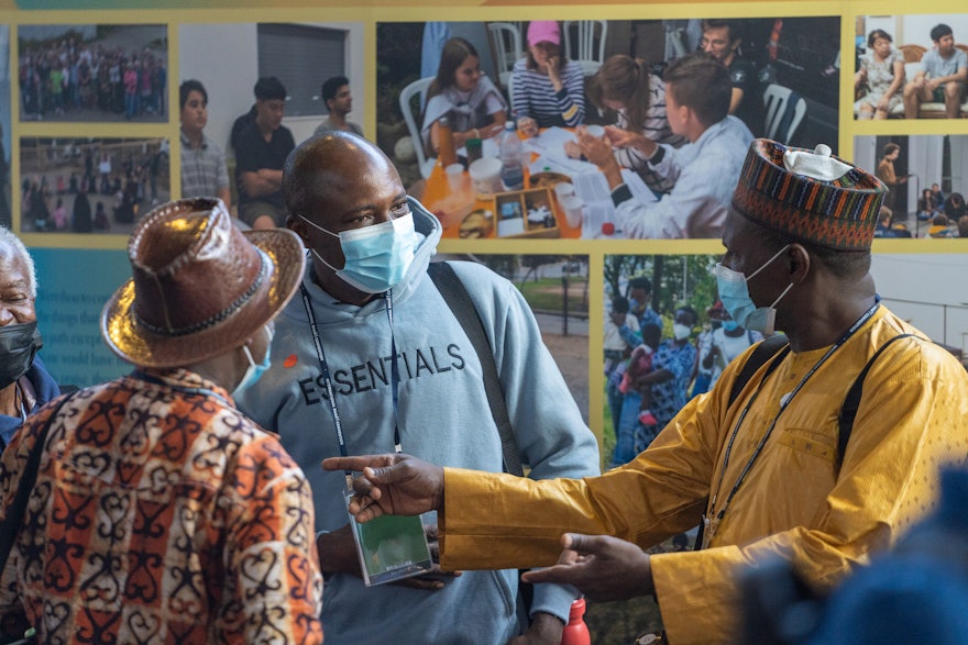 Un délégué du Ghana (au milieu) avec d’autres participants.