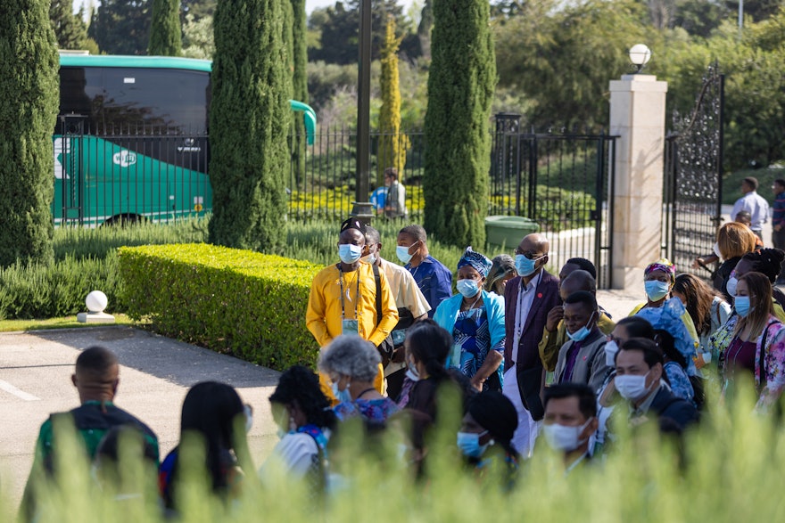 Délégués à Báhji pour leur visite au tombeau de Bahá’u’lláh.