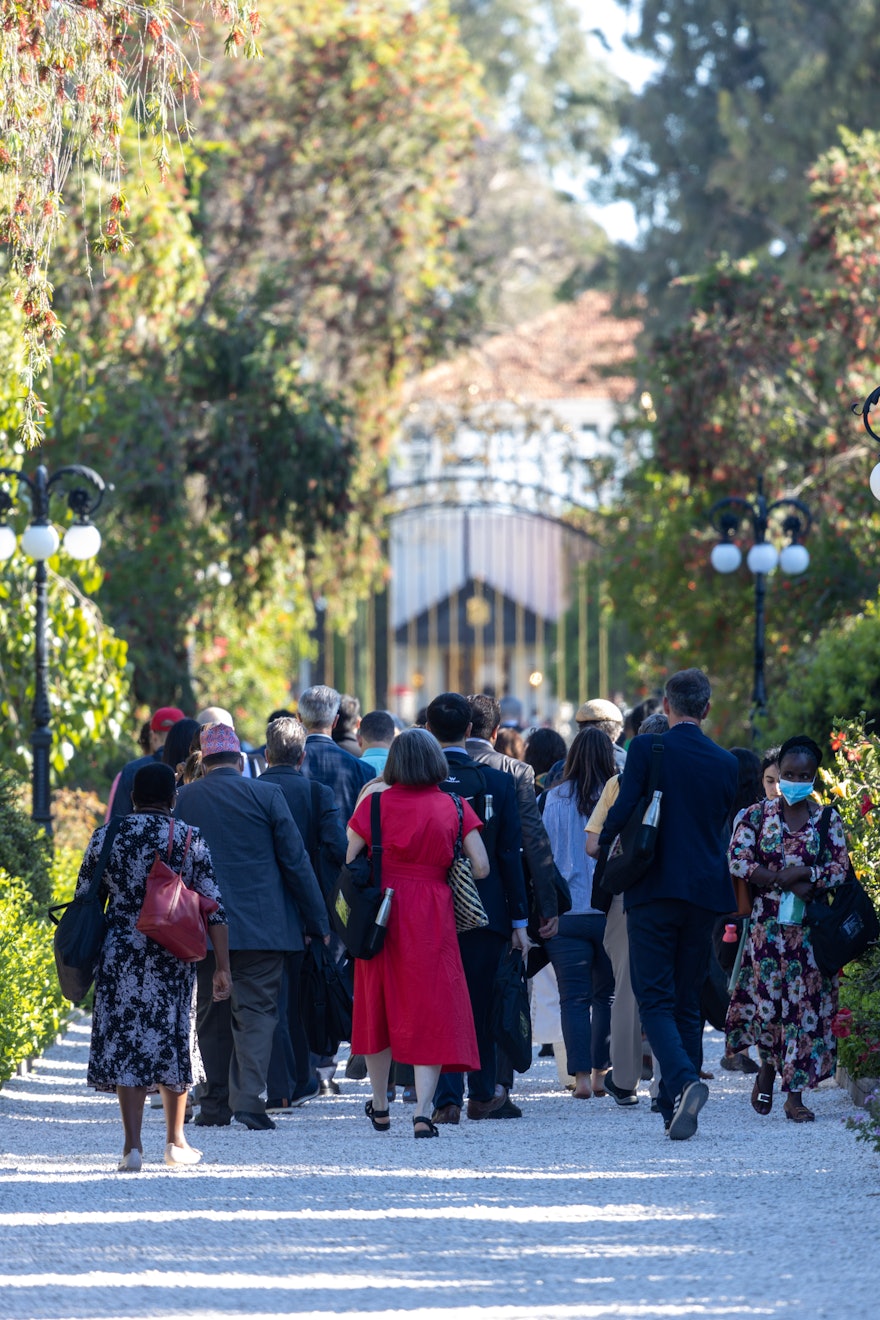 Délégués à l’extérieur de la porte Collins alors qu’ils s’approchent du tombeau de Bahá’u’lláh.